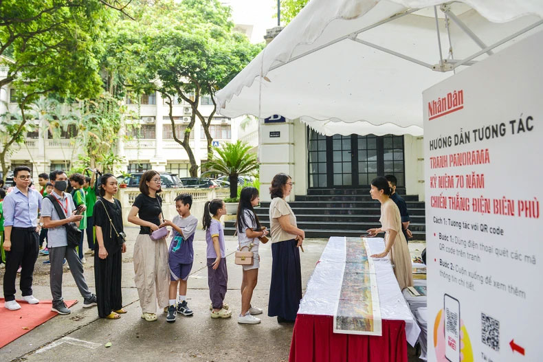 Bạn đọc xếp hàng từ sớm để nhận phụ san đặc biệt của Báo Nhân Dân vào ngày 11 - 12/5 tại 71 Hàng Trống. 