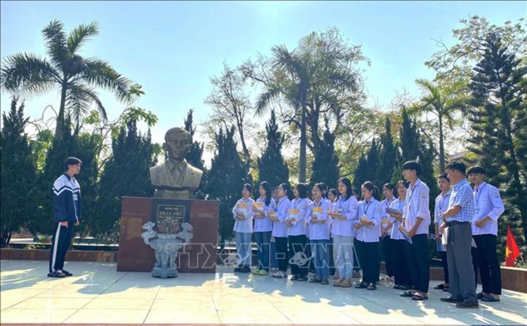 Học sinh Trường Trung học Phổ thông Trần Phú, huyện Đức Thọ, tỉnh Hà Tĩnh,thuyết trình về cuộc đời, sự nghiệp Tổng Bí thư Trần Phú.