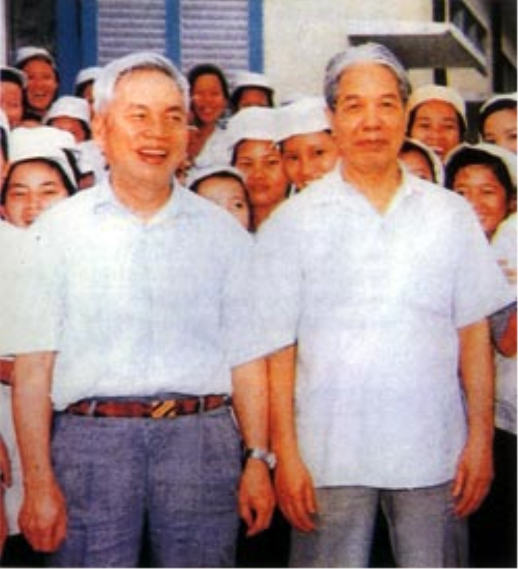 Tổng Bí thư Đỗ Mười và đồng chí Đào Duy Tùng thăm và làm việc tại tỉnh An Giang năm 1993 (Ảnh tư liệu)