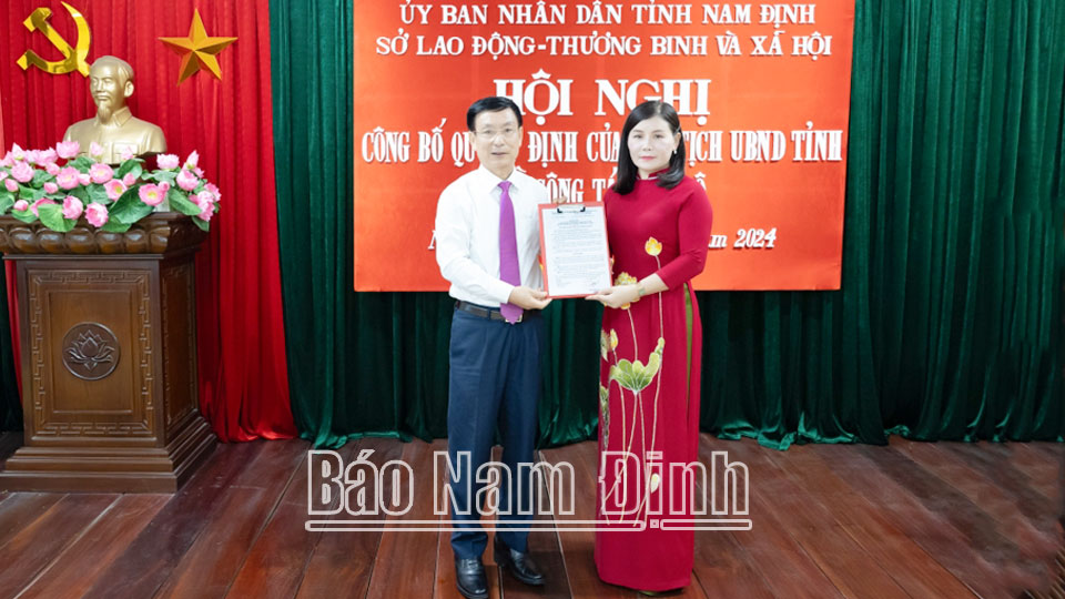 Đồng chí Chủ tịch UBND tỉnh Phạm Đình Nghị trao Quyết định cho đồng chí Nguyễn Thị Thu Thủy, tân Giám đốc Sở LĐ - TB và XH.