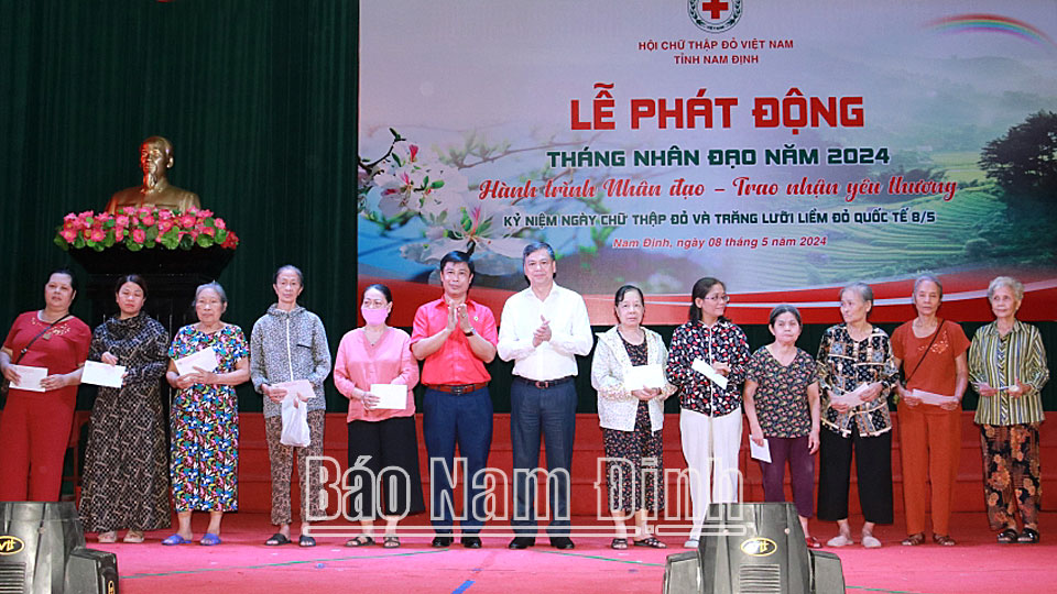 Đồng chí Trần Lê Đoài, TUV, Phó Chủ tịch UBND tỉnh và lãnh đạo Hội Chữ thập đỏ tỉnh trao tặng quà cho các hộ gia đình có hoàn cảnh khó khăn trên địa bàn thành phố Nam Định.