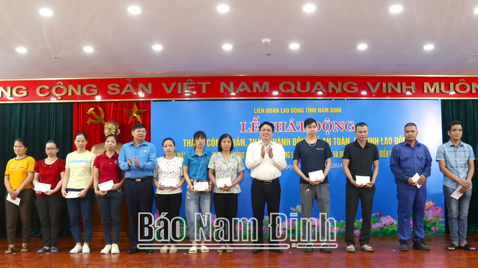 Các đồng chí: Phan Văn Anh, Phó Chủ tịch Tổng LĐLĐ Việt Nam; Trần Minh Thắng, Ủy viên Ban TVTU, Trưởng Ban Dân vận Tỉnh ủy trao quà cho công nhân, lao động tiêu biểu. 