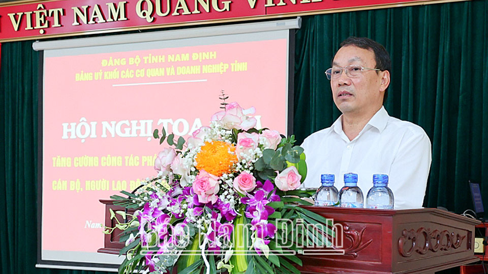 Đồng chí Nguyễn Văn Va, Ủy viên Ban TVTU, Trưởng Ban Tổ chức Tỉnh ủy phát biểu chỉ đạo tại hội nghị tọa đàm.