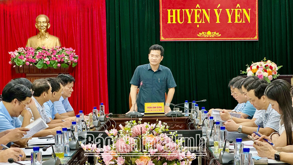 Đồng chí Trần Anh Dũng, Ủy viên Ban TVTU, Phó Chủ tịch Thường trực UBND tỉnh, Tổ trưởng Tổ công tác số 1 của UBND tỉnh phát biểu kết luận buổi làm việc.