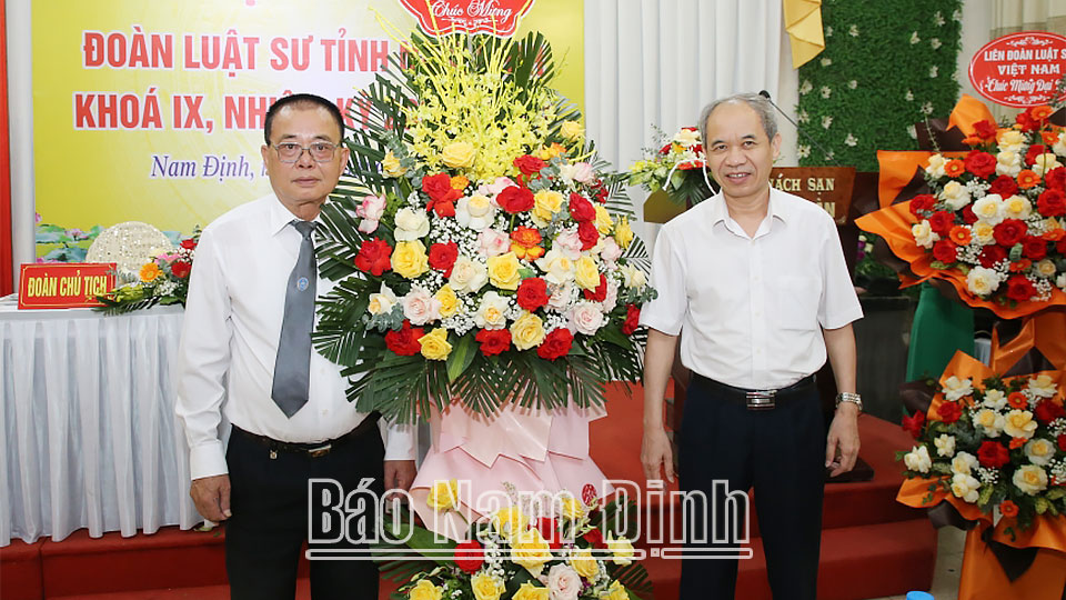 Đồng chí Đoàn Văn Hùng, Ủy viên Ban TVTU, Chủ tịch Ủy ban Mặt trận Tổ quốc tỉnh tặng hoa chúc mừng Đại hội. 