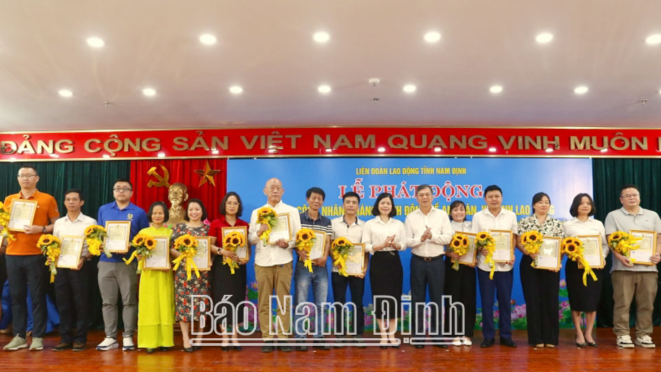 Các đồng chí: Phạm Thị Thu Hằng, Ủy viên Ban TVTU, Trưởng Ban Tuyên giáo Tỉnh ủy; Trần Lê Đoài, TUV, Phó Chủ tịch UBND tỉnh trao Giấy chứng nhận cho các doanh nghiệp tiêu biểu vì người lao động.