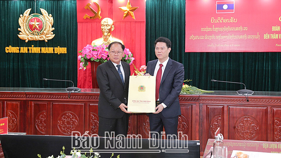 Đại tá Nguyễn Hữu Mạnh, Giám đốc Công an tỉnh trao tặng quà Đoàn đại biểu cấp cao Bộ Công an Lào.