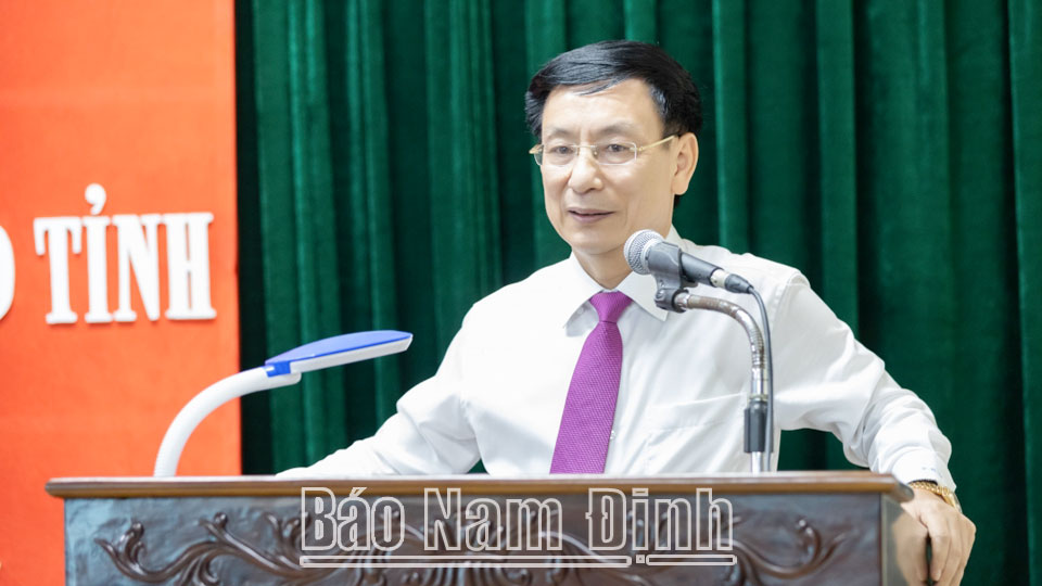 Đồng chí Chủ tịch UBND tỉnh Phạm Đình Nghị phát biểu giao nhiệm vụ cho đồng chí Nguyễn Thị Thu Thủy, Giám đốc Sở LĐ - TB và XH.
