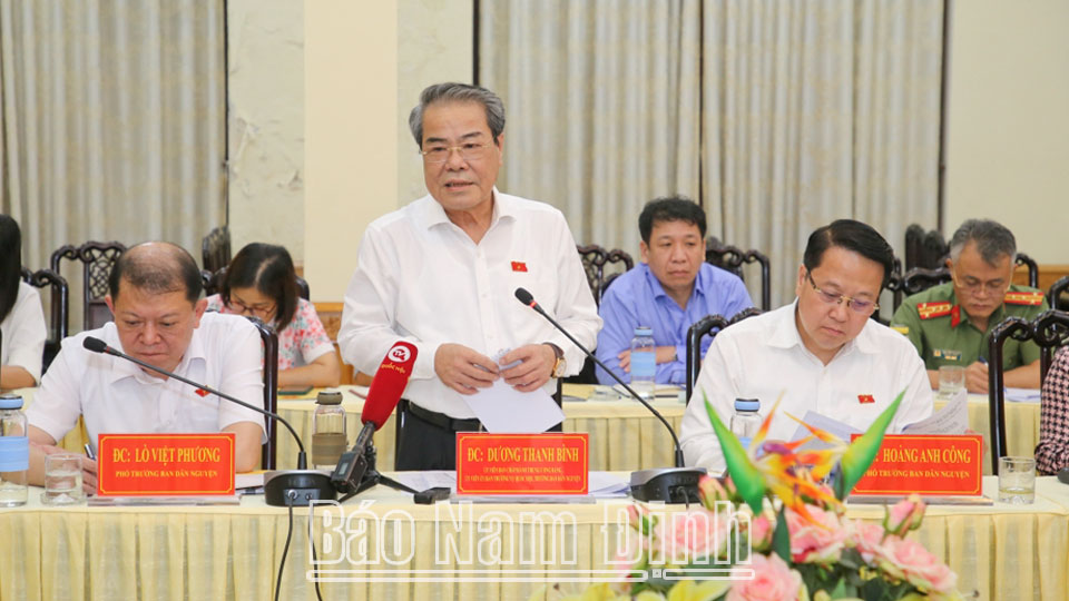 Đồng chí Dương Thanh Bình, Ủy viên Trung ương Đảng, Ủy viên Ủy ban Thường vụ Quốc hội, Trưởng Ban Dân nguyện phát biểu kết luận buổi giám sát. 