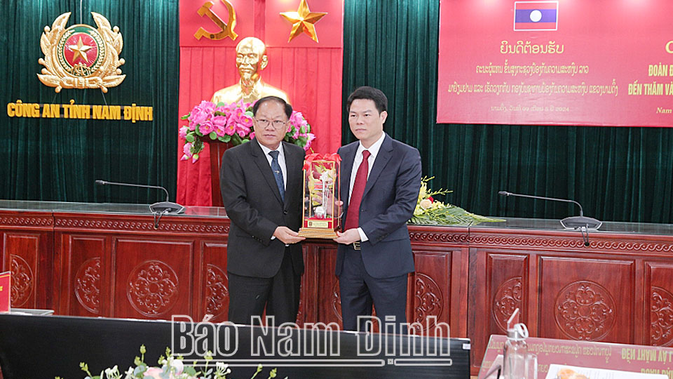 Đồng chí Trung tướng Khăm-kình Phủi-lạ-ma-ni-vông, Thứ trưởng Bộ Công an Lào tặng quà cho Công an tỉnh Nam Định.