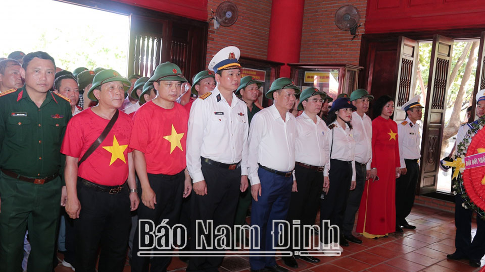 Đoàn công tác của tỉnh dâng hương tại nhà lưu niệm Chủ tịch Hồ Chí Minh tại đảo Trường Sa.