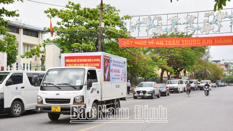 Diễu hành hưởng ứng Tuần lễ quốc gia không thuốc lá và Ngày Thế giới không thuốc lá trên một số tuyến phố chính địa bàn Thành phố Nam Định.