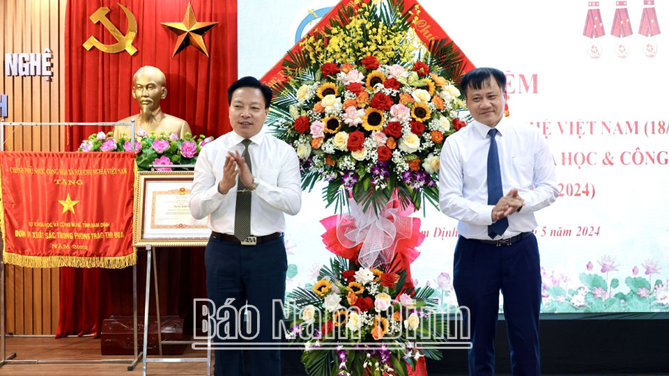 Đồng chí Mai Thanh Long, TUV, Phó Chủ tịch UBND tỉnh tặng hoa chúc mừng Sở Khoa học và Công nghệ.