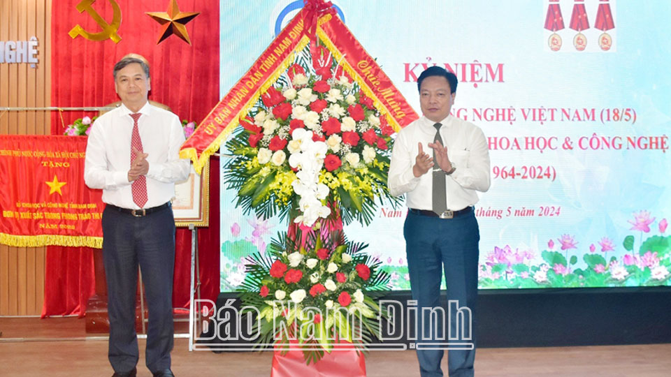 Đồng chí Trần Lê Đoài, TUV, Phó Chủ tịch UBND tỉnh tặng hoa chúc mừng Sở KH và CN.