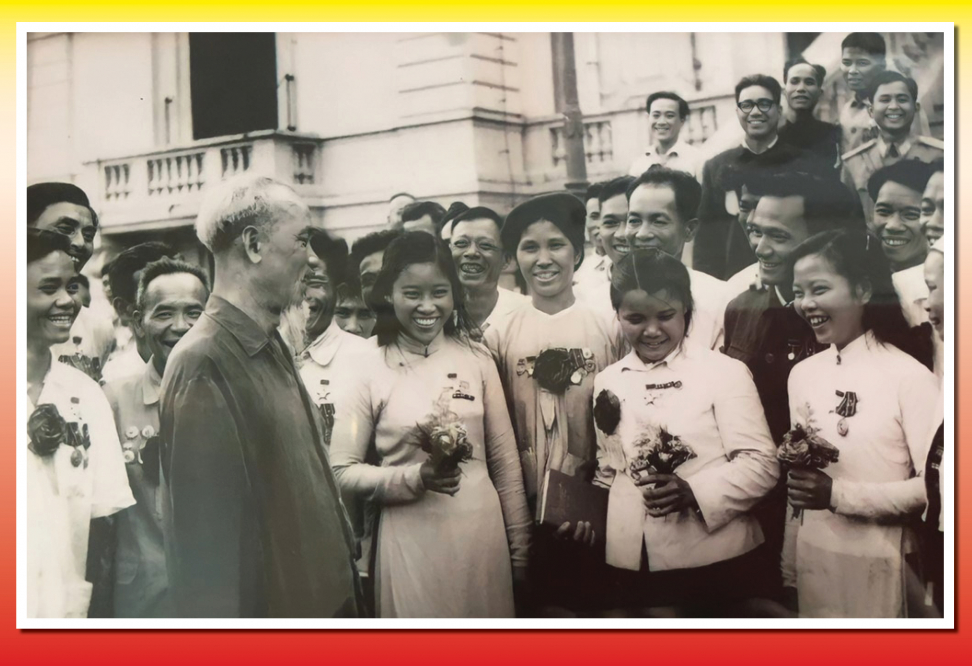 Anh hùng Lao động Nguyễn Thị Thạc (người đứng bên phải) vinh dự được gặp Bác Hồ tại Đại hội Anh hùng chiến sĩ thi đua toàn quốc (ngày 11-5-1962).