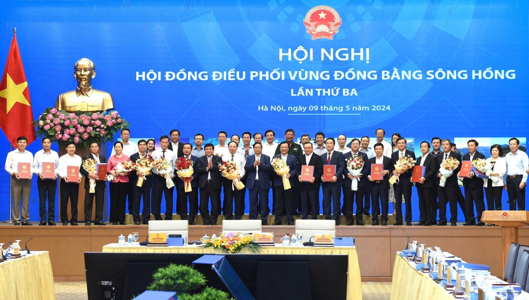 Thủ tướng Phạm Minh Chính trao Quyết định phê duyệt cho lãnh đạo các địa phương vùng Đồng bằng sông Hồng.