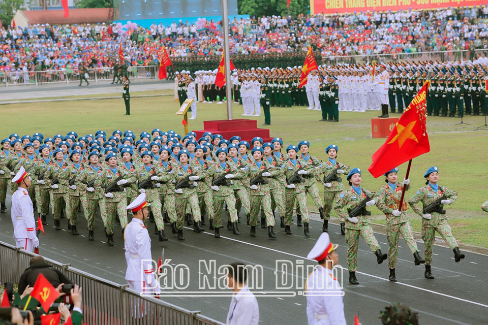 Khối nữ sĩ quan Lực lượng gìn giữ hòa bình diễu binh