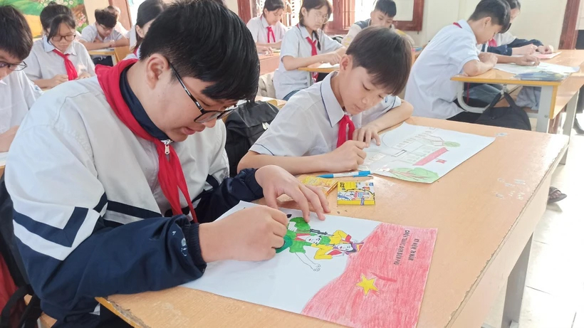Học sinh vẽ tranh hưởng ứng cuộc thi.