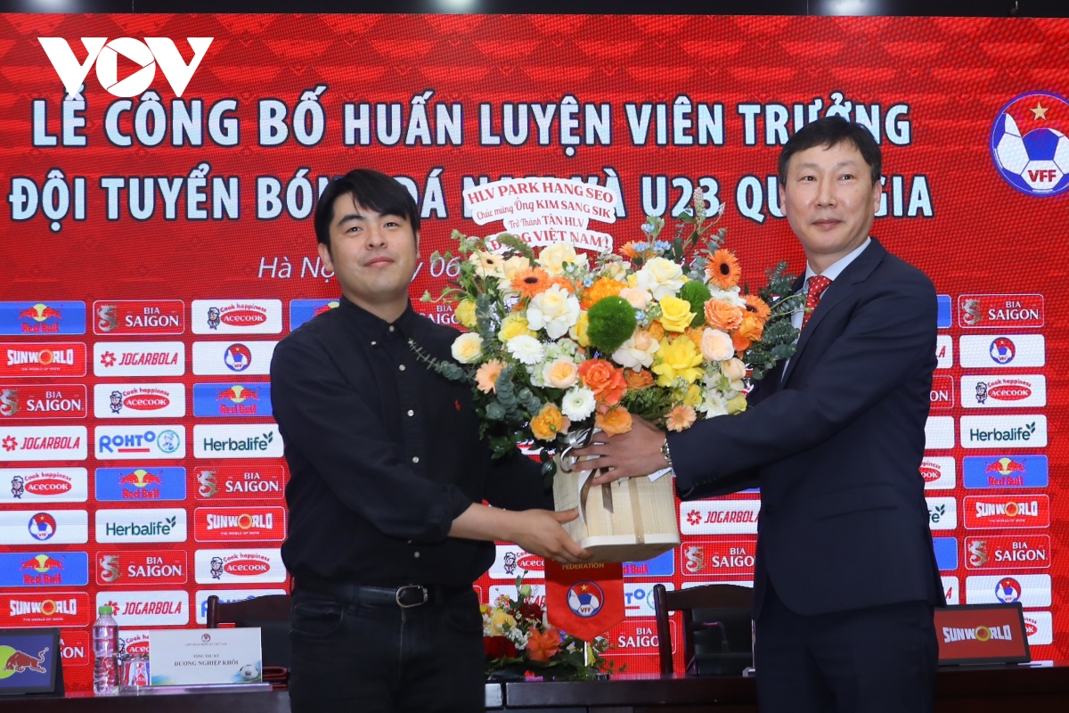 HLV Kim Sang Sik đối diện khó khăn trận ra mắt ĐT Việt Nam