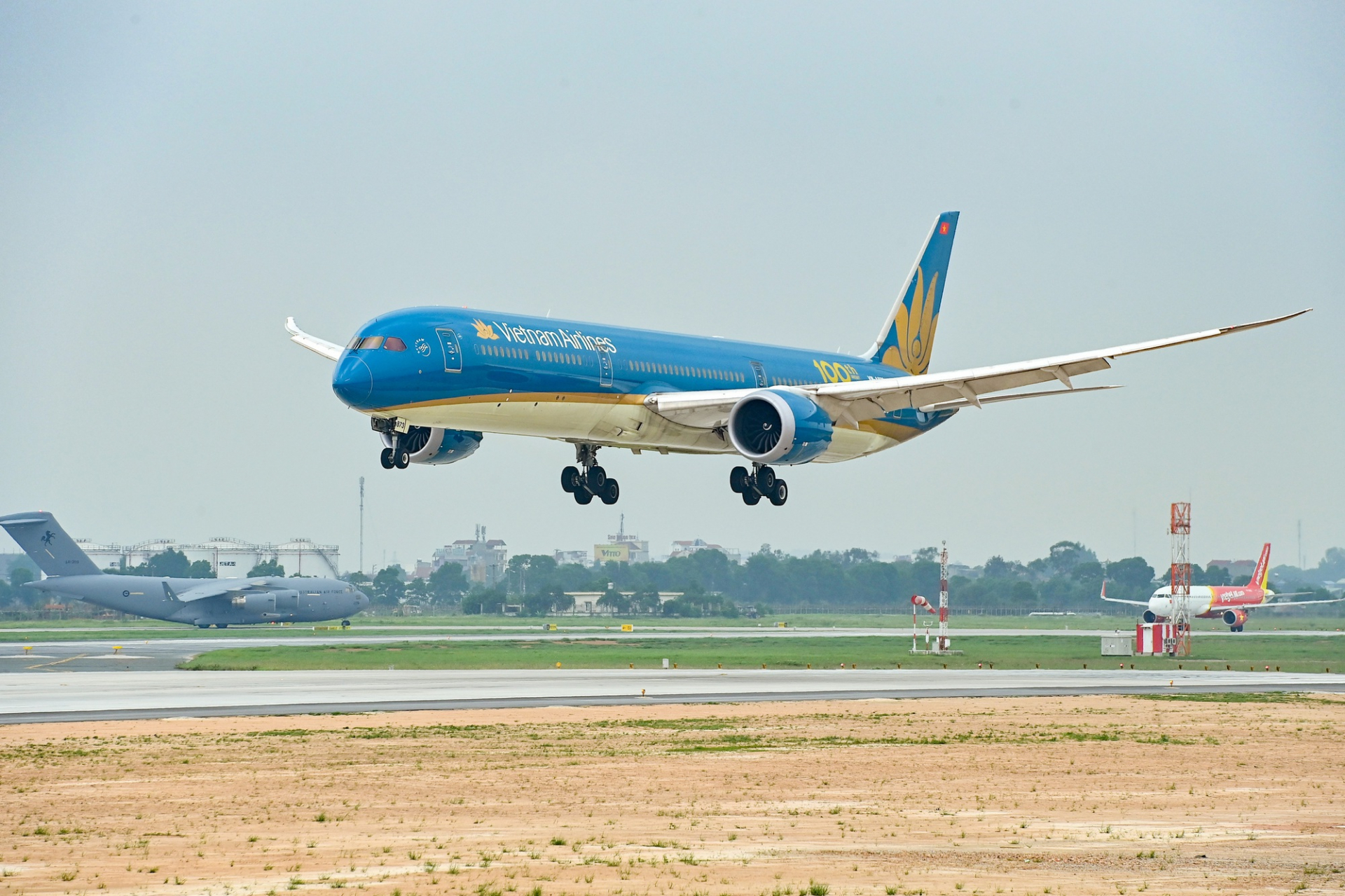 Vietnam Airlines mở bán
gần 300 nghìn vé máy bay giá hấp dẫn