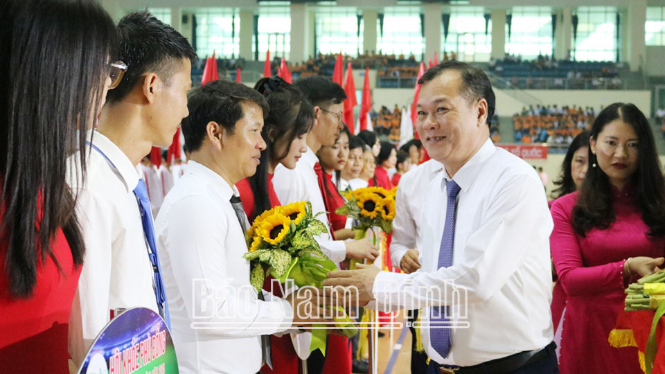 Đồng chí Lê Quốc Chỉnh, Phó Bí thư Thường trực Tỉnh ủy, Chủ tịch HĐND tỉnh; Trưởng đoàn Đoàn Đại biểu Quốc hội tỉnh tặng hoa các đoàn vận động viên tham dự Hội khỏe.