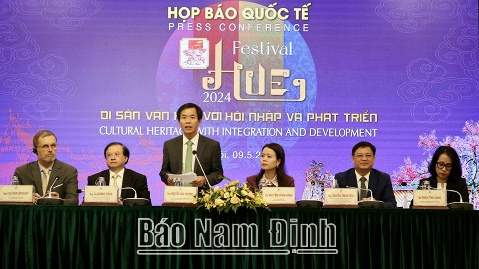 Chủ tịch UBND tỉnh Thừa Thiên Huế Nguyễn Văn Phương phát biểu tại buổi họp báo. 
