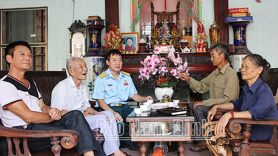 Ông Nguyễn Văn Lân (thứ hai từ trái sang), xóm 6, xã Nam Dương (Nam Trực) ôn lại kỷ niệm tham gia Chiến dịch Điện Biên Phủ.