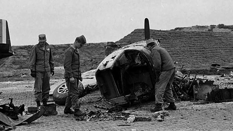 Máy bay Pháp bị phá hủy trong trận tập kích sân bay Cát Bi, Hải Phòng.
            Ảnh: Tư liệu