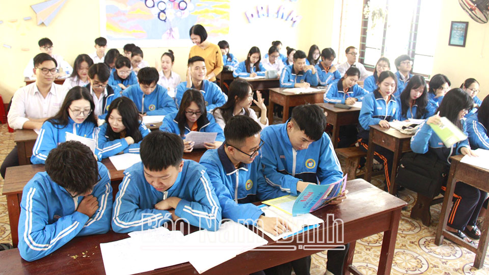 Cô và trò Trường THPT Nguyễn Huệ trong một giờ học.