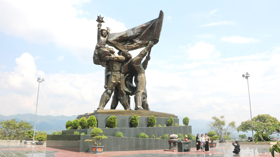Tượng đài Chiến thắng Điện Biên Phủ - một tác phẩm điêu khắc có giá trị được đặt tại Thành phố Điện Biên Phủ.