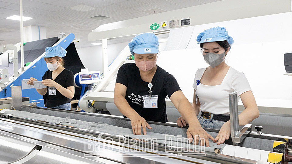 Sản xuất ở Công ty TNHH Top Textiles (KCN Dệt may Rạng Đông, Nghĩa Hưng)