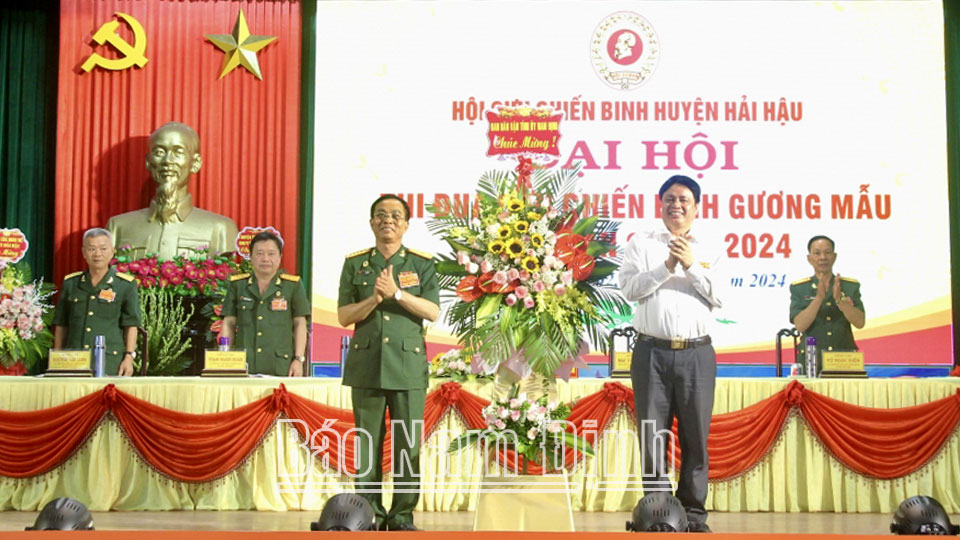 Đồng chí Trần Minh Thắng, Uỷ viên Ban TVTU, Trưởng Ban Dân Vận Tỉnh uỷ tặng đại hội lẵng hoa tươi thắm. (ĐT)