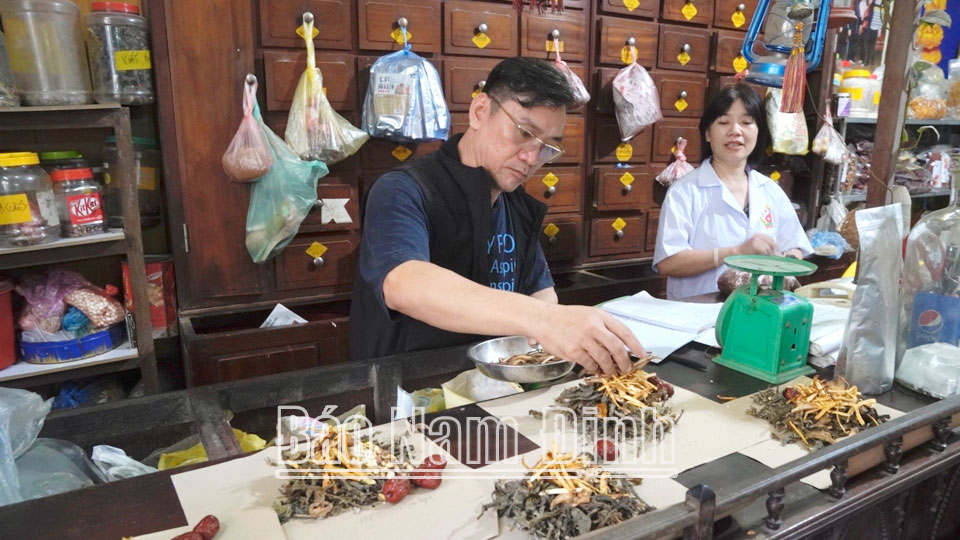 Hội Đông y thành phố Nam Định thực hiện tốt
công tác khám, chữa bệnh cho nhân dân