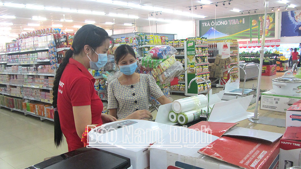 Nhân viên Siêu thị Lan Chi (Giao Thủy) tư vấn sản phẩm điện lạnh cho khách hàng.
