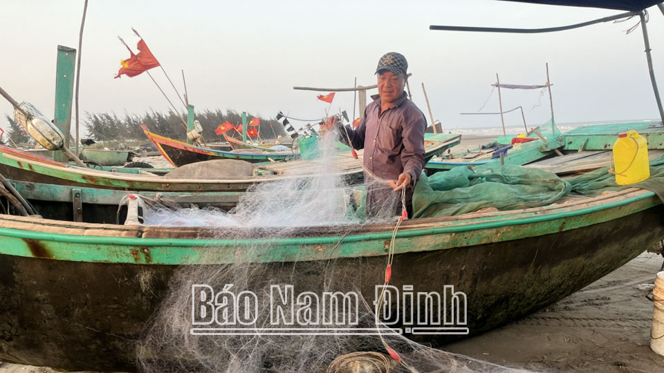 Ngư dân thị trấn Quất Lâm (Giao Thủy) chuẩn bị ngư lưới cụ khai thác thủy sản