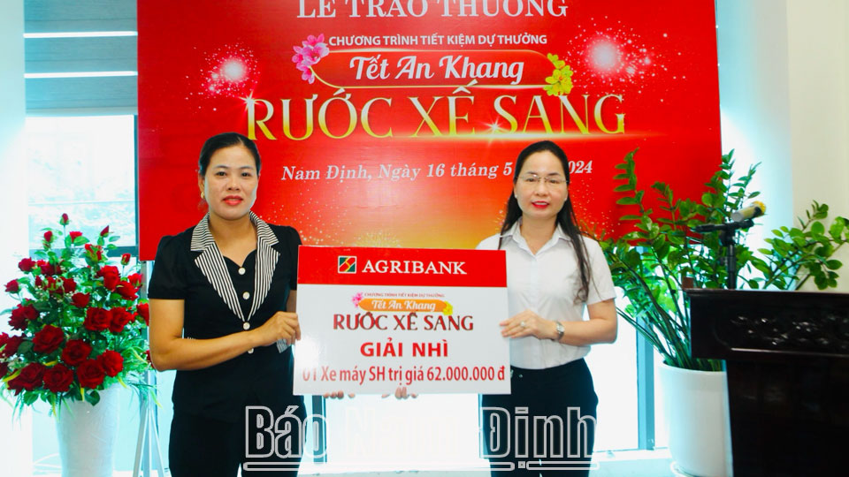 Agribank Thành Nam trao thưởng Chương trình tiết kiệm dự thưởng “Tết An khang – Rước xế sang”