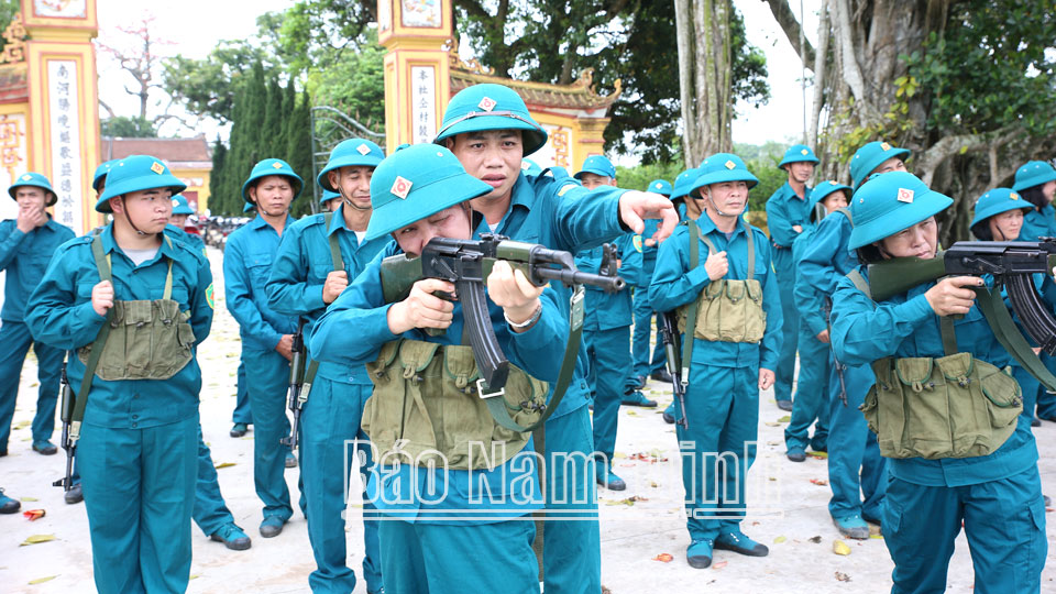 Đồng chí Lê Văn Tú, Chỉ huy trưởng Ban CHQS xã Nam Thắng (Nam Trực) hướng dẫn  động tác ngắm bắn cho dân quân tự vệ năm thứ nhất.