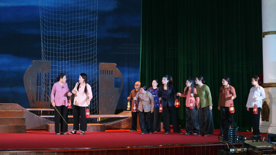 Nhà hát Nghệ thuật truyền thống tỉnh công diễn vở kịch nói "Điều còn lại"
