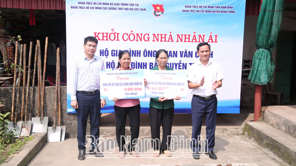 Đoàn Thanh niên Bộ Giao thông Vận tải, Đoàn Thanh niên Cục Đường thủy nội địa Việt Nam trao tặng kinh phí hỗ trợ xây dựng “Nhà nhân ái” cho các gia đình có hoàn cảnh khó khăn ở huyện Nghĩa Hưng.