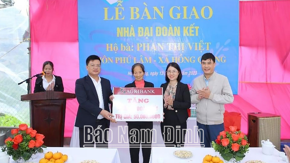 Hội Liên hiệp Phụ nữ huyện Nam Trực bàn giao nhà Đại đoàn kết cho hội viên phụ nữ nghèo xã Hồng Quang.
Ảnh: Do cơ sở cung cấp
