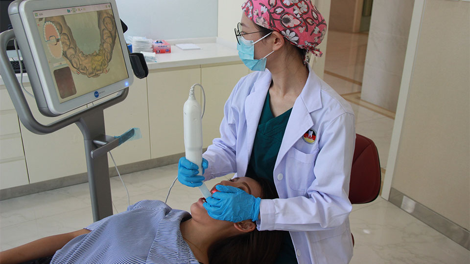 Việc niềng răng phải được tiến hành ở cơ sở nha khoa chuyên nghiệp, để đảm bảo hiệu quả điều trị và hạn chế được những nguy hiểm tiềm ẩn.