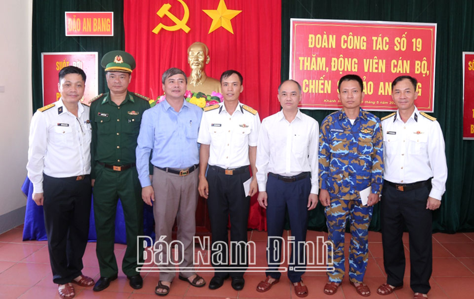 Lãnh đạo huyện Hải Hậu tặng quà động viên người con quê hương đang công tác tại đảo An Bang.