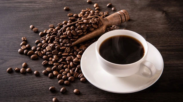 Cà phê là đồ uống phổ biến được nhiều người yêu thích.