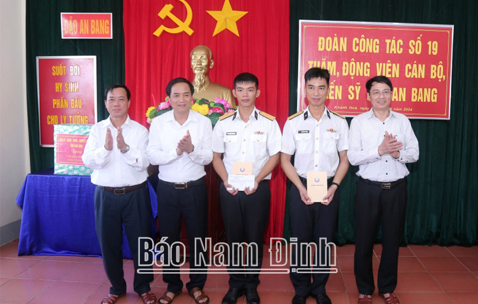 Lãnh đạo huyện Giao Thủy tặng quà động viên người con quê hương đang công tác tại đảo An Bang. 
