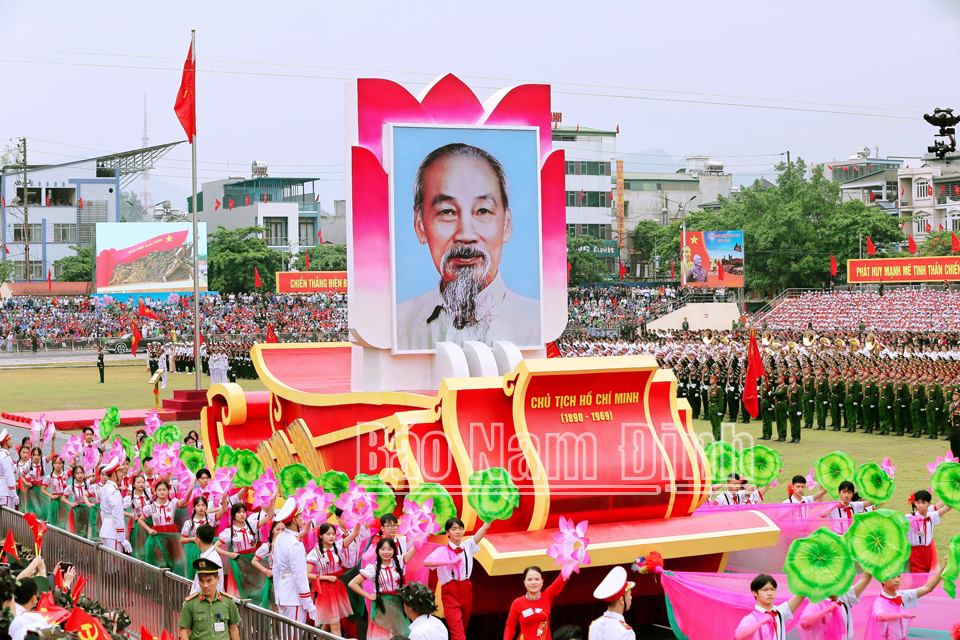 Rước chân dung Chủ tịch Hồ Chí Minh tại Lễ kỷ niệm 70 năm Chiến thắng Điện Biên Phủ (7/5/1954 - 7/5/2024). 
Ảnh: Việt Thắng