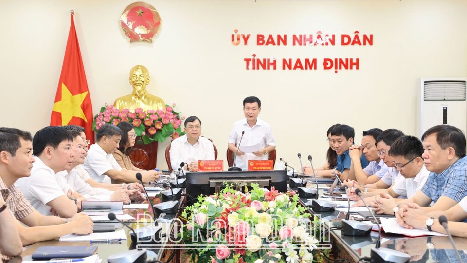 Đồng chí Phạm Đình Nghị, Phó Bí thư Tỉnh ủy, Chủ tịch UBND tỉnh phát biểu tại hội nghị điểm cầu tỉnh Nam Định