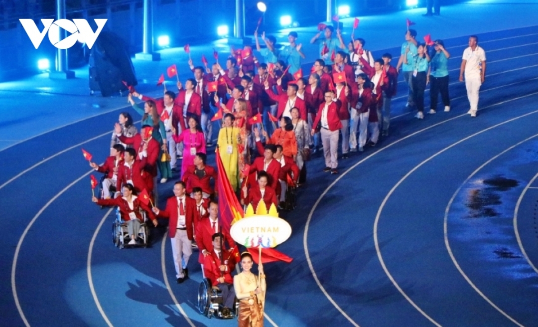 Đoàn Thể thao người khuyết tật Việt Nam diễu hành ở Lễ khai mạc.