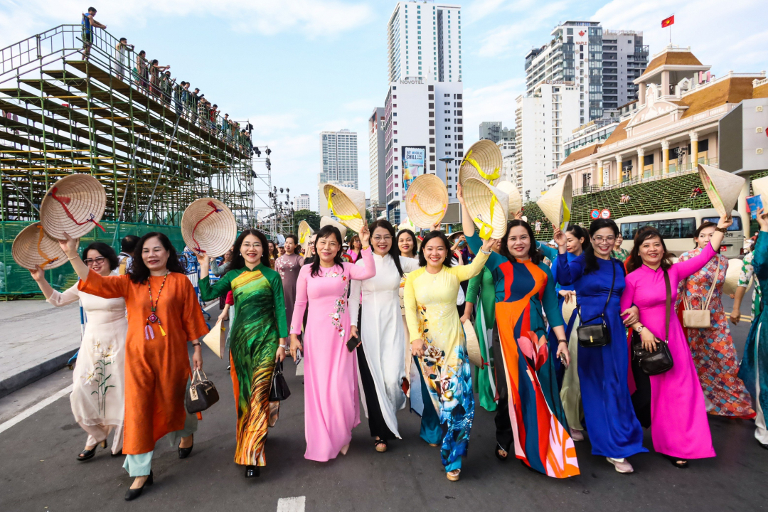 Các nữ lãnh đạo báo Đảng trên toàn quốc tham gia diễu hành. 