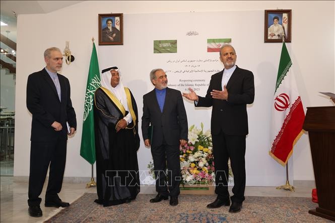 Thứ trưởng Ngoại giao Iran (phải) phát biểu tại lễ mở lại Đại sứ quán Iran ở thủ đô Riyadh, Saudi Arabia ngày 6/6/2023. (Ảnh: THX/TTXVN)
