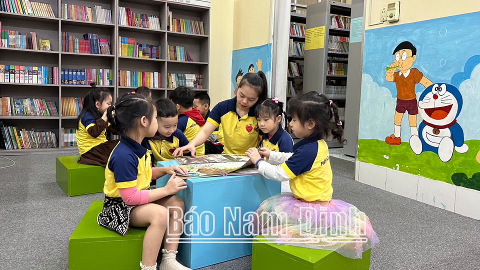 Phòng đọc Thiếu nhi (Thư viện tỉnh) thu hút đông lứa tuổi mầm non tham gia các hoạt động trải nghiệm trong dịp hè.